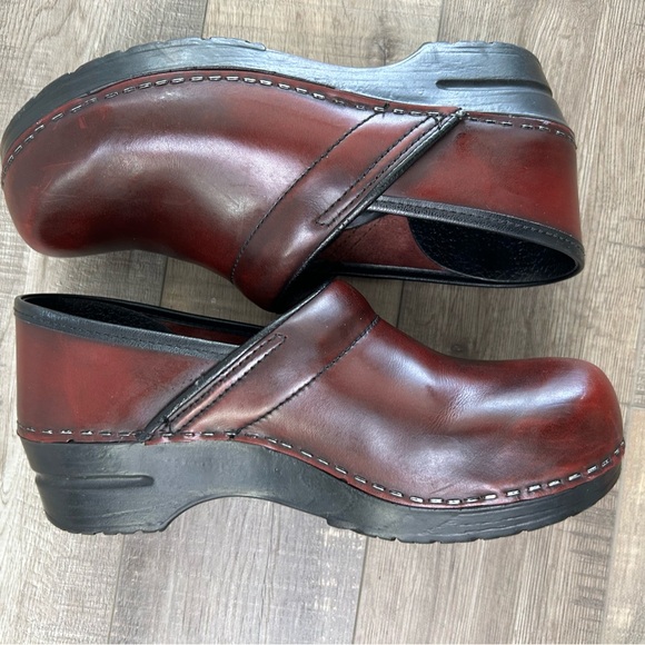 Dansko Professional - Cordovan Cabrio Clog - EUC  - Size 40 or 9.5 to 10 - Picture 2 of 11